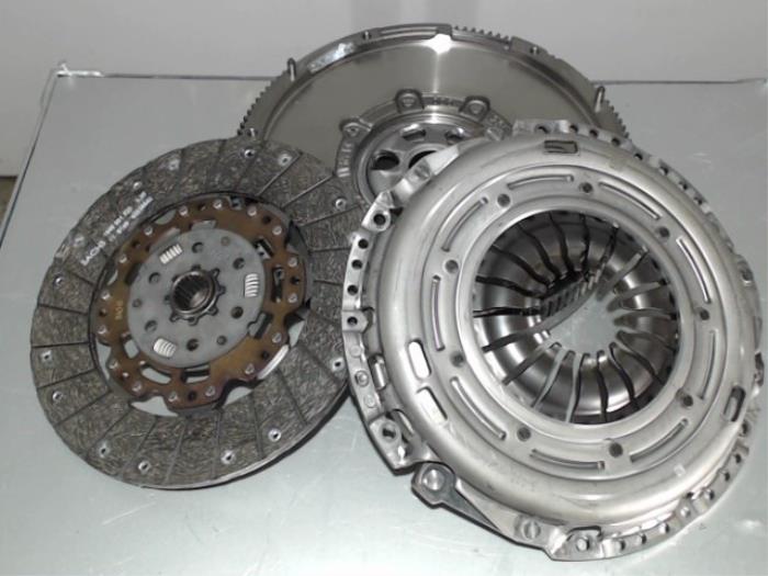 Clutch kit (complete) from a Volkswagen Tiguan (AD1) 1.4 TSI 16V 2017