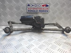 Usagé Moteur + mécanisme d'essuie glace Peugeot 206 (2A/C/H/J/S) 1.4 XR,XS,XT,Gentry Prix € 35,00 Règlement à la marge proposé par Automaterialen Ronald Morien B.V.