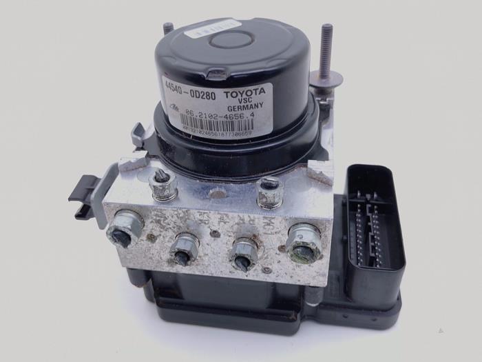 Begagnade ABS-pump Toyota Yaris III (P13) 1.5 16V Dual VVT-iE Pris € 95,00 Marginaltabell erbjuds av Automaterialen Ronald Morien B.V.