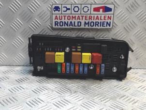 Usados Caja de fusibles Opel Vectra C 2.2 DTI 16V Precio € 35,00 Norma de margen ofrecido por Automaterialen Ronald Morien B.V.