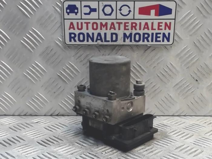 Begagnade ABS-pump Ford Mondeo III Wagon 2.0 16V Pris € 35,00 Marginaltabell erbjuds av Automaterialen Ronald Morien B.V.
