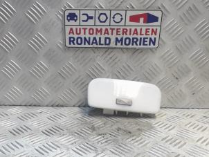Usagé Eclairage intérieur arrière Renault Megane III Coupe (DZ) 1.5 dCi 110 Prix € 15,00 Règlement à la marge proposé par Automaterialen Ronald Morien B.V.