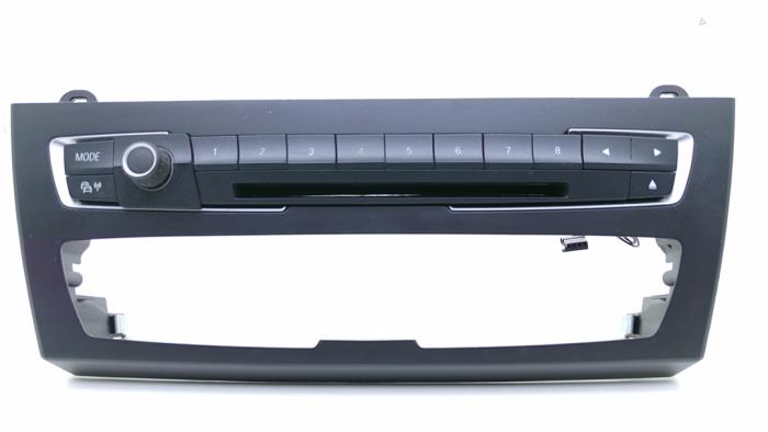 Używane Panel obslugi radia BMW 1 serie (F20) 120d 2.0 16V Cena € 29,00 Procedura marży oferowane przez Automaterialen Ronald Morien B.V.