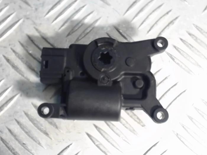 Heater valve motor from a Audi A3 Sportback (8VA/8VF) 1.4 16V g-tron 2014