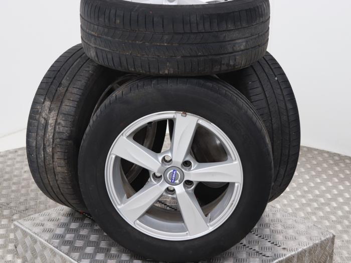 Sport rims set + tires from a Volvo V40 (MV) 1.6 D2 2012
