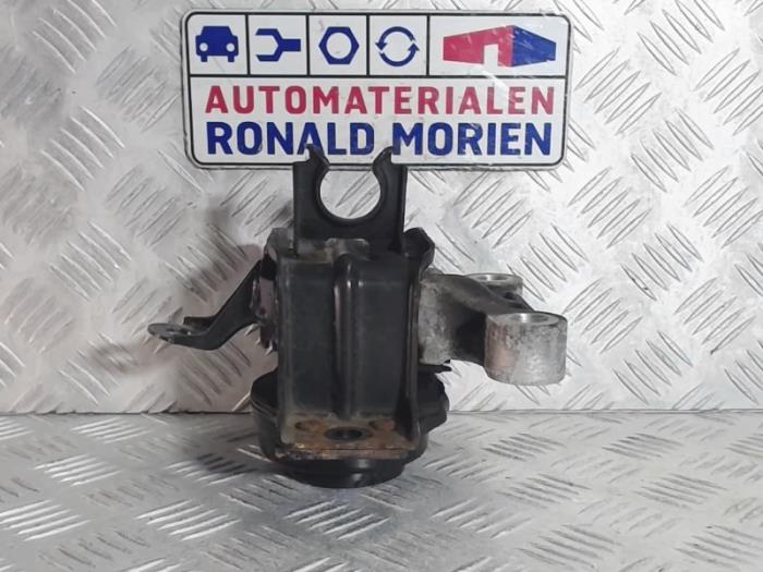Engine mount from a Opel Karl 1.0 ecoFLEX 12V 2016