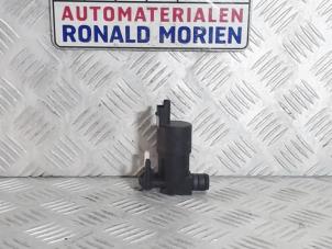 Gebrauchte Scheibensprüherpumpe vorne Peugeot 207/207+ (WA/WC/WM) 1.4 16V VTi Preis € 5,00 Margenregelung angeboten von Automaterialen Ronald Morien B.V.