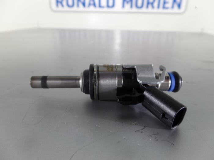 Injector (petrol injection) from a Volkswagen Golf VII (AUA) 2.0 GTI 16V Clubsport 2018