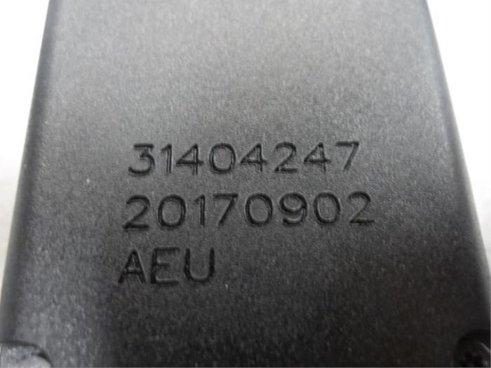 Lengüeta cinturón de seguridad derecha delante de un Volvo V40 (MV) 1.5 T3 16V Geartronic 2018