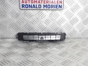 Gebrauchte Panikbeleuchtung Schalter Mercedes A (W176) 2.2 A-220 d 16V Preis € 59,00 Margenregelung angeboten von Automaterialen Ronald Morien B.V.