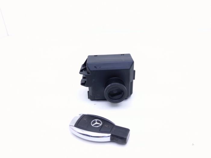 Używane Stacyjka + Kluczyk Mercedes A (W176) 2.2 A-220 d 16V Cena € 49,00 Procedura marży oferowane przez Automaterialen Ronald Morien B.V.