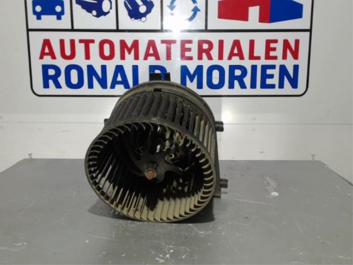 Motor de ventilador de calefactor de un Volkswagen Golf IV (1J1) 1.6 1999