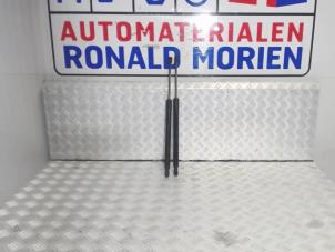 Usados Juego de amortiguadores de gas del portón trasero Opel Meriva Precio € 35,00 Norma de margen ofrecido por Automaterialen Ronald Morien B.V.