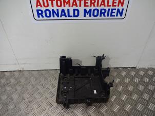 Używane Pojemnik na akumulator Opel Karl 1.0 12V Cena € 19,00 Procedura marży oferowane przez Automaterialen Ronald Morien B.V.