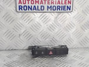 Usados Interruptor de luz de pánico Opel Astra Precio € 20,00 Norma de margen ofrecido por Automaterialen Ronald Morien B.V.