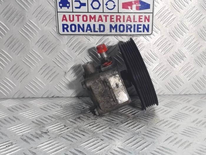 Usagé Pompe de direction Volvo V40 (VW) 1.8 16V Prix € 75,00 Règlement à la marge proposé par Automaterialen Ronald Morien B.V.