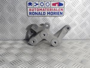 Usados Soporte de caja de cambios Opel Insignia Grand Sport 1.6 CDTI 16V 136 Precio € 29,00 Norma de margen ofrecido por Automaterialen Ronald Morien B.V.