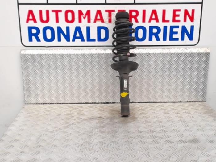 Front shock absorber rod, left from a Volkswagen Bora (1J2) 1.9 TDI 110 1999