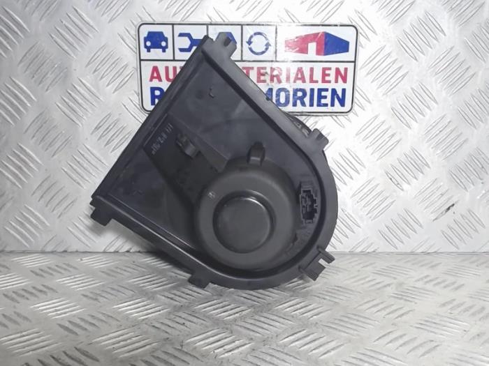 Heating and ventilation fan motor from a Seat Arosa (6H1) 1.4i 16V 2002
