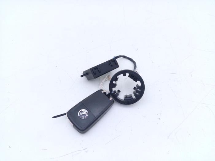 Używane Modul immobilizera Opel Astra J (PC6/PD6/PE6/PF6) 1.6 16V Ecotec Cena € 25,00 Procedura marży oferowane przez Automaterialen Ronald Morien B.V.