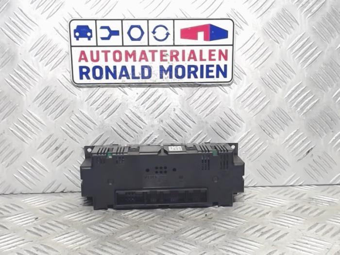 Heater control panel from a Volkswagen Passat (3B3) 1.9 TDI 130 2003