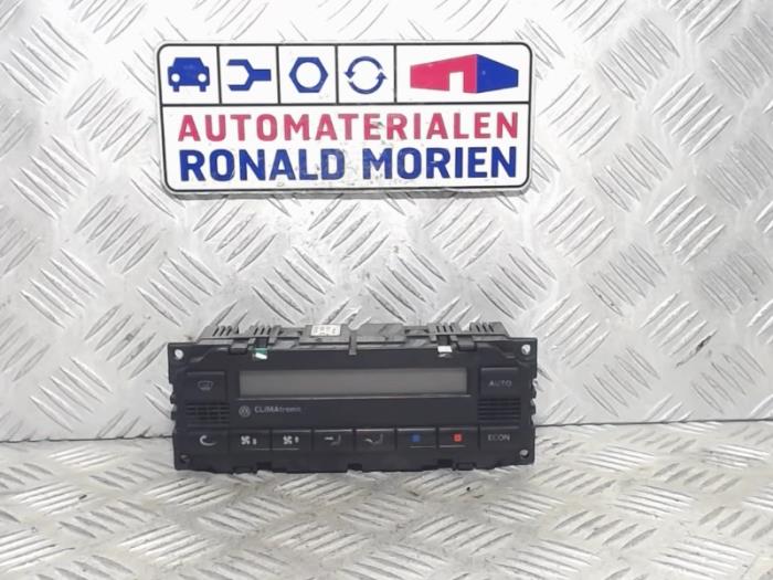 Heater control panel from a Volkswagen Passat (3B3) 1.9 TDI 130 2003