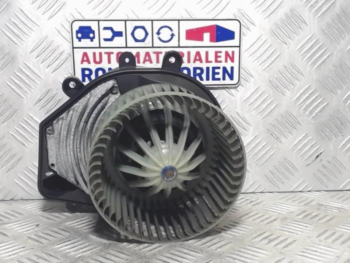 Heating and ventilation fan motor from a Volkswagen Passat (3B3) 1.9 TDI 130 2003