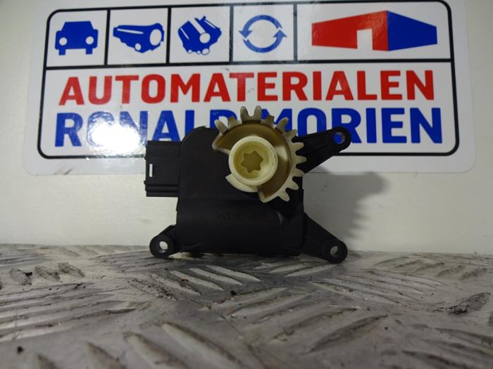 Heater valve motor from a Volkswagen Caddy III (2KA,2KH,2CA,2CH) 1.9 TDI 4Motion 2011