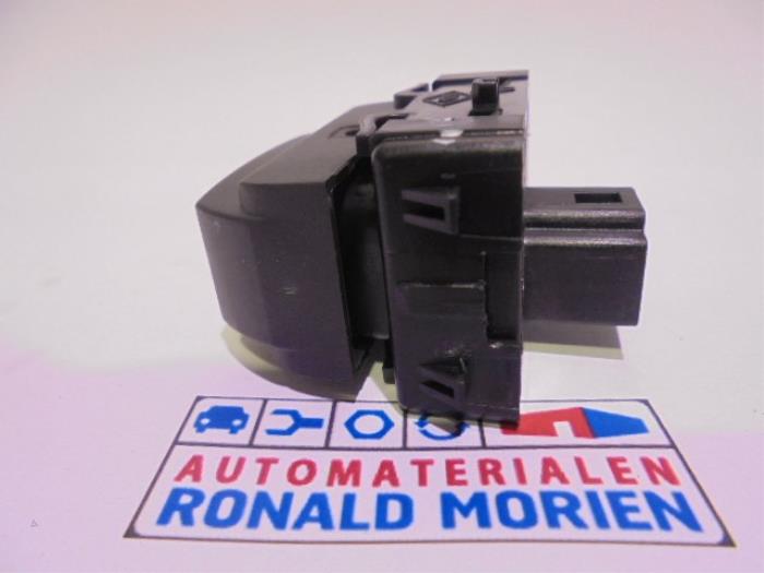 Interruptor de calefactor luneta de un Renault Trafic (1FL/2FL/3FL/4FL) 1.6 dCi 115 2016