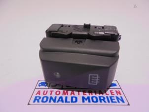 Używane Przelacznik ogrzewania szyby tylnej Renault Trafic (1FL/2FL/3FL/4FL) 1.6 dCi 115 Cena € 10,00 Procedura marży oferowane przez Automaterialen Ronald Morien B.V.