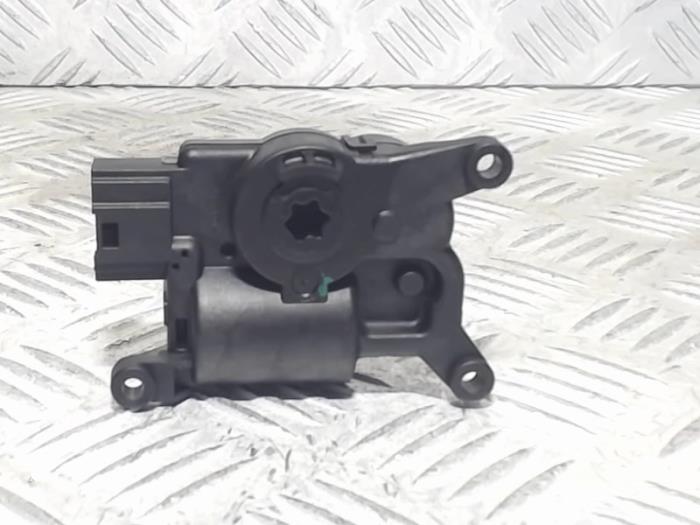 Heater valve motor from a Volkswagen Tiguan (AD1) 2.0 TDI 16V 4Motion 2018