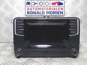 Usados Reproductor de CD y radio Volkswagen Transporter T6 2.0 TDI Precio € 295,00 Norma de margen ofrecido por Automaterialen Ronald Morien B.V.