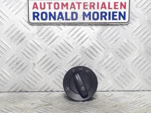 Usados Interruptor de luz Volkswagen Transporter T6 2.0 TDI Precio € 10,00 Norma de margen ofrecido por Automaterialen Ronald Morien B.V.