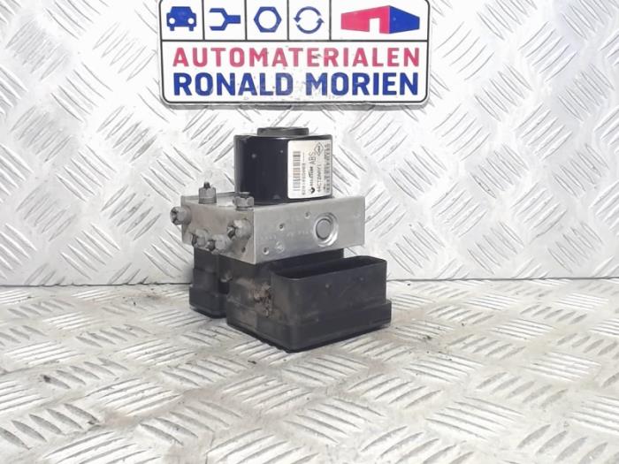 Used ABS pump Renault Twingo II (CN) 1.2 16V Price € 75,00 Margin scheme offered by Automaterialen Ronald Morien B.V.