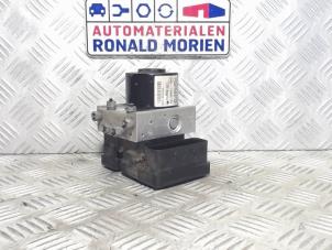 Usados Bomba ABS Renault Twingo II (CN) 1.2 16V Precio € 75,00 Norma de margen ofrecido por Automaterialen Ronald Morien B.V.