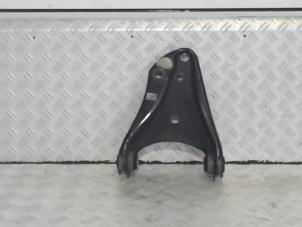 Usagé Bras de suspension avant gauche Renault Twingo II (CN) 1.2 16V Prix € 35,00 Règlement à la marge proposé par Automaterialen Ronald Morien B.V.