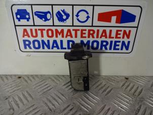 Używane Czujnik masy powietrza Ford Focus Cena € 15,00 Procedura marży oferowane przez Automaterialen Ronald Morien B.V.