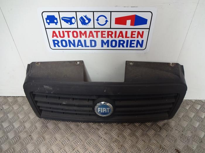 Używane Grill Fiat Doblo Cargo (223) 1.3 D 16V Multijet Cena € 12,50 Procedura marży oferowane przez Automaterialen Ronald Morien B.V.