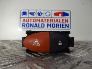 Gebrauchte Panikbeleuchtung Schalter Renault Master Preis € 10,00 Margenregelung angeboten von Automaterialen Ronald Morien B.V.