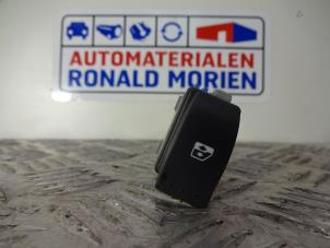 Usados Interruptor de ventanilla eléctrica Renault Master Precio € 10,00 Norma de margen ofrecido por Automaterialen Ronald Morien B.V.