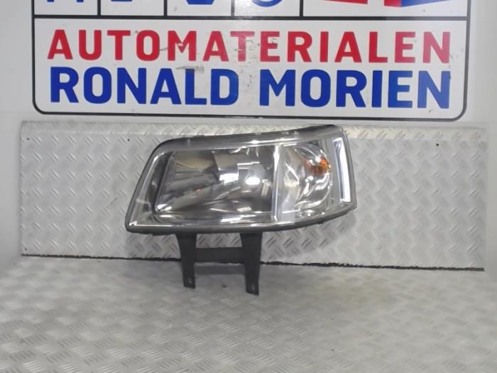 Headlight, left from a Volkswagen Transporter T5 1.9 TDi 2003