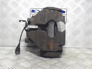 Usagé Etrier de frein avant gauche Volkswagen Transporter T5 1.9 TDi Prix € 40,00 Règlement à la marge proposé par Automaterialen Ronald Morien B.V.