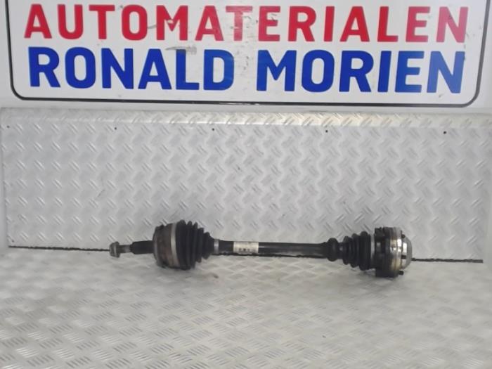 Cardan gauche (transmission) d'un Volkswagen Transporter T5 1.9 TDi 2003