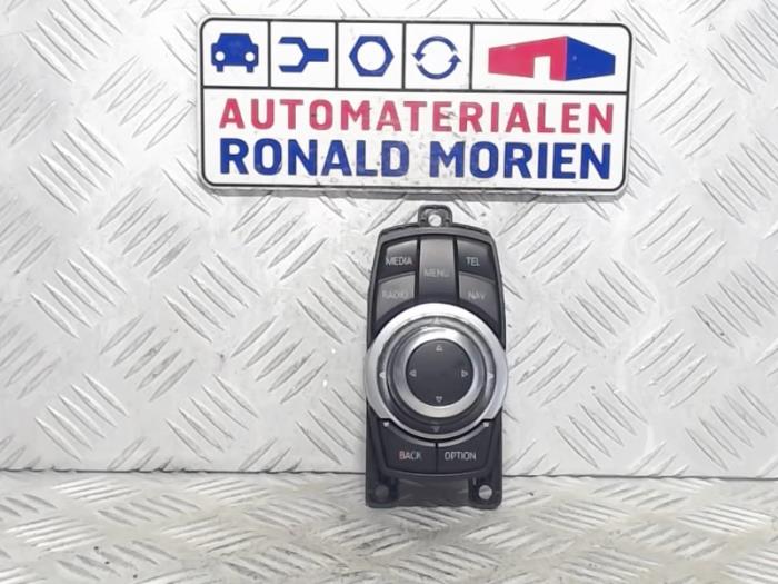 Usagé Panneau de commandes navigation BMW 3 serie Touring (F31) 318i 1.5 TwinPower Turbo 12V Prix € 65,00 Règlement à la marge proposé par Automaterialen Ronald Morien B.V.