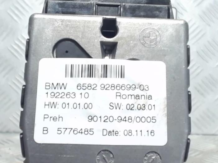 Panel de control de navegación de un BMW 3 serie Touring (F31) 318i 1.5 TwinPower Turbo 12V 2017