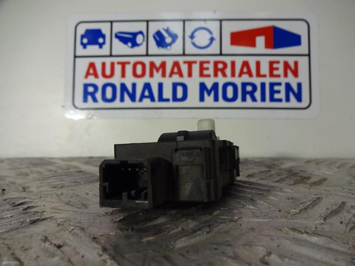 Heater valve motor from a Audi A5 2007
