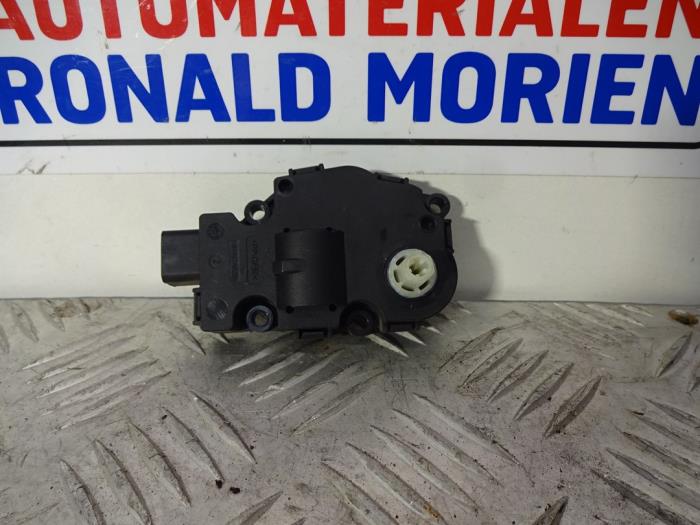Heater valve motor from a Audi A5 2007