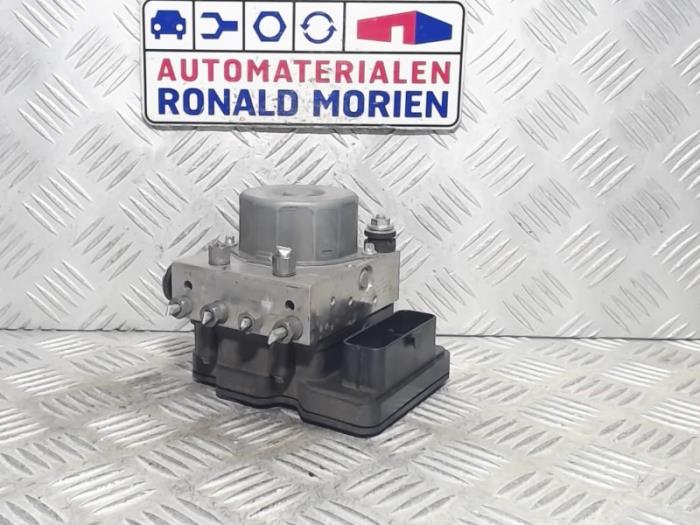Usagé Bloc ABS Dacia Sandero II 1.0 Sce 12V Prix € 195,00 Règlement à la marge proposé par Automaterialen Ronald Morien B.V.