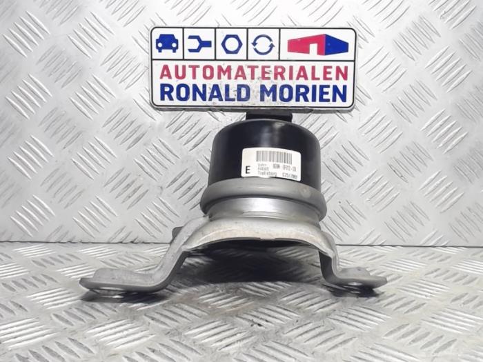 Engine mount from a Volvo XC60 I (DZ) 2.4 D5 20V 220 AWD 2017