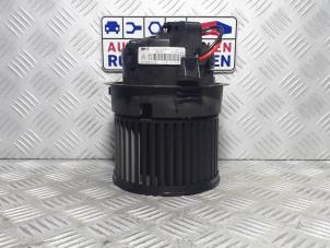 Usados Motor de ventilador de calefactor Citroen C3 (SX/SW) 1.2 Vti 12V PureTech Precio € 19,00 Norma de margen ofrecido por Automaterialen Ronald Morien B.V.
